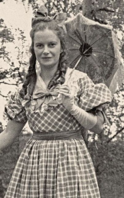 Alma Lindeberg (gift Lindén) ungdomsbild som utklädd på Parkberget