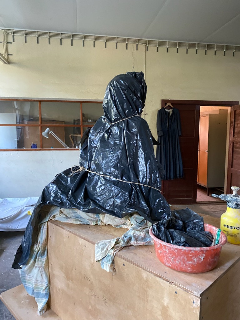 Lermodellen av Charlotta Lönnqvists staty är inpackad i plast för att leran inte ska torka