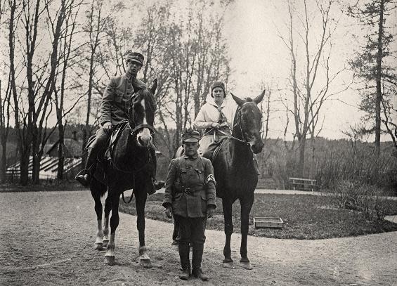 Lennart, Märta och Harju (pojken) på Pickala, maj 1918.