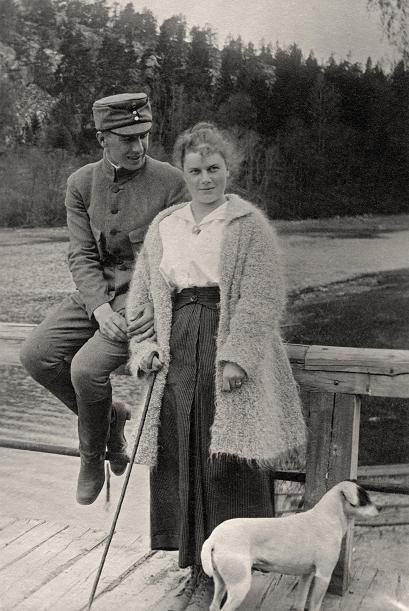 Lennart och Märta nyförlovade på Pickala bro i Maj 1918.