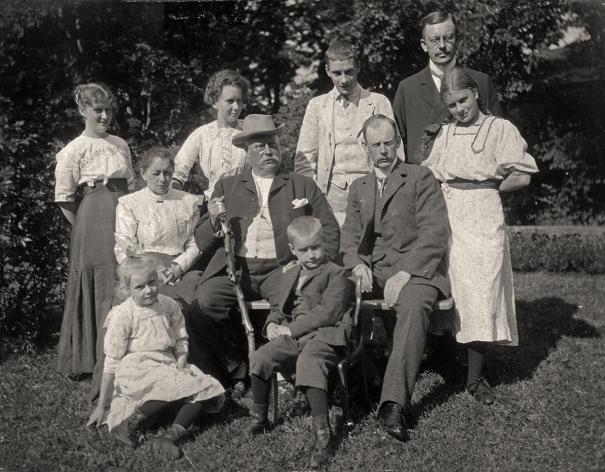 1. raden: Alma och Gösta, 2. raden: Selma, Ture, Victor Lindeberg (bosatt i Skottland), 3. raden: Wally, Karin, Henrik, Karl-Erik Lindeberg (Linköping), Märta.