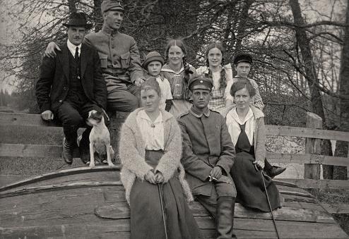 I maj 1918 på Pickala bro. Henrik, Lennart, Märta, Alma, tysk soldat, Karin. 