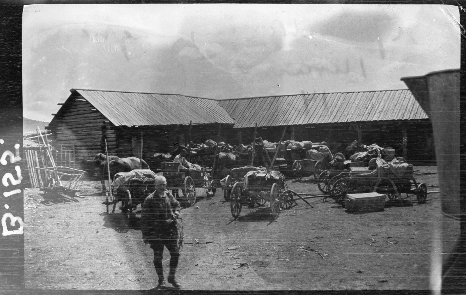 Steinar Foslie och expeditionens vagnar vid skjutshållet Turan 1917